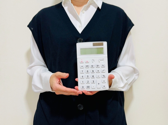 電卓を持つ女性